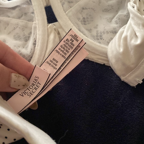 Victoria’s Secret unlined lace bra - Picture 3 of 3